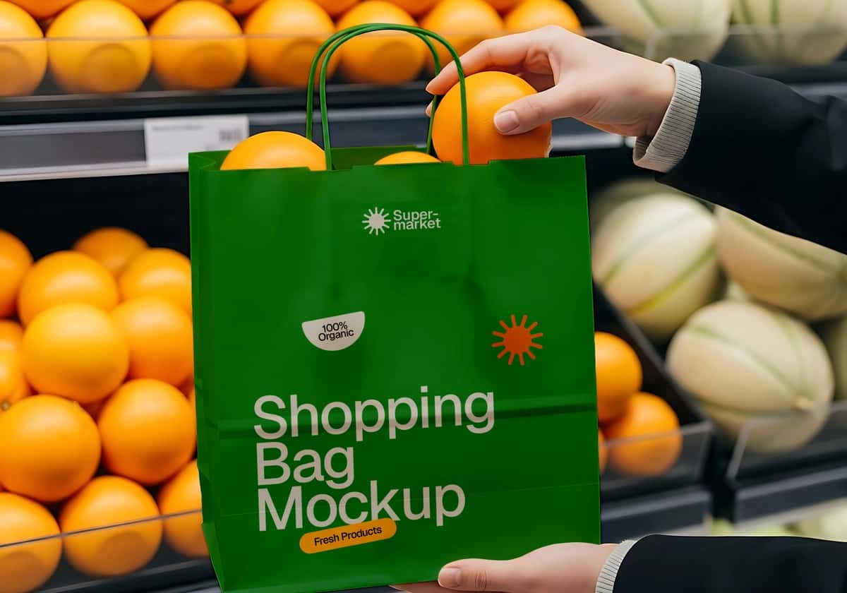 Yangi apelsin supermarket mahsulotlari bilan yashil xarid qilish sumkasi maketi | Green shopping bag mockup with fresh oranges supermarket produce 1