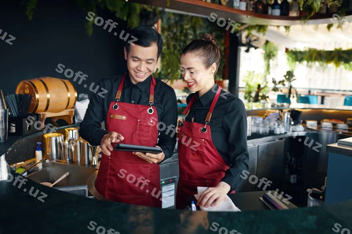 Barmenlar buyurtmalarni tekshirish plansheti | Bartenders checking orders tablet 1