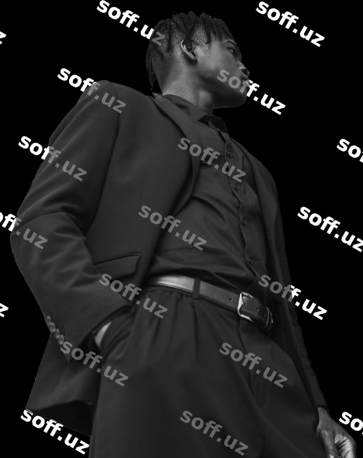 Qora erkak kostyum kiygan ajralgan | Black man wearing suit isolated 1