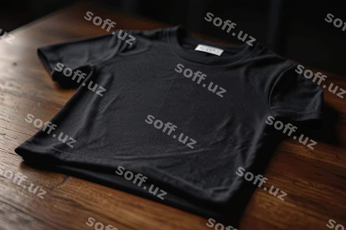 Qora ko'ylak, tagida "T-shirt it" yozuvchi belgi. | Black shirt with tag that says t shirt it 1