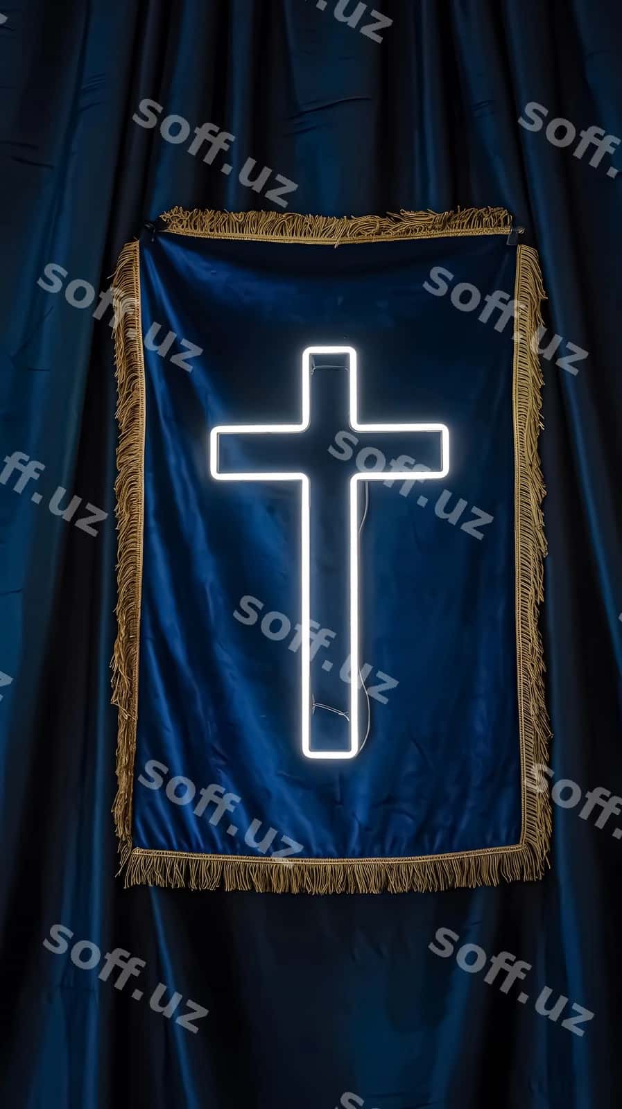 Ko'k so'ng'ich ko'k parda oldida asadi. | Blue crucifix hangs front blue curtain 1