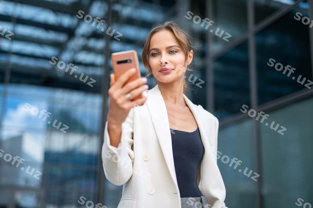 Biznes ayol akillı telefon ishlatmoqda | Business woman using smartphone 1
