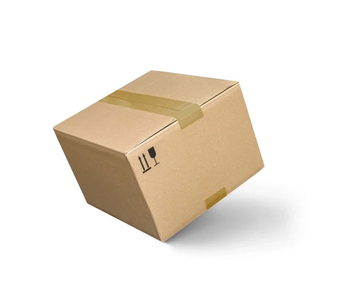 Izolyatsiya qilingan oq rangli karton posilka qutisi | Cardboard parcel box isolated white 1
