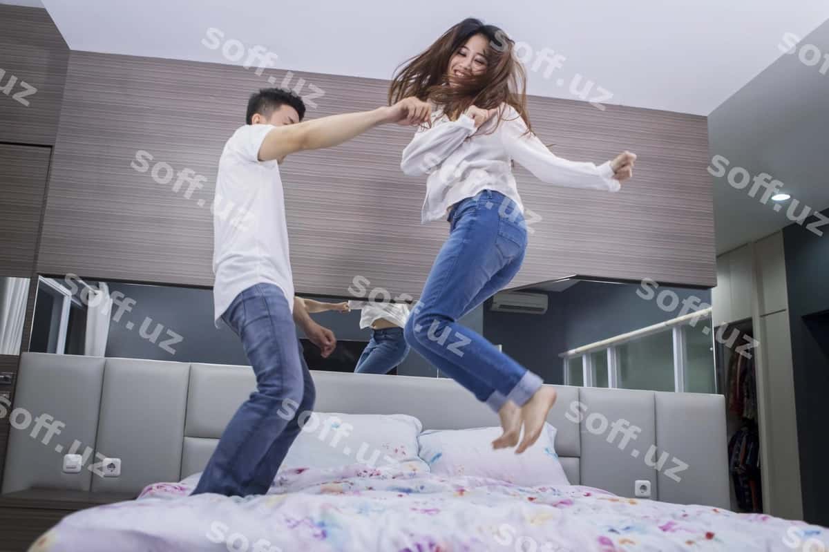 Baxtli juftlik matrax ustida birgalikda sakrab | Cheerful couple jumping together bed 1