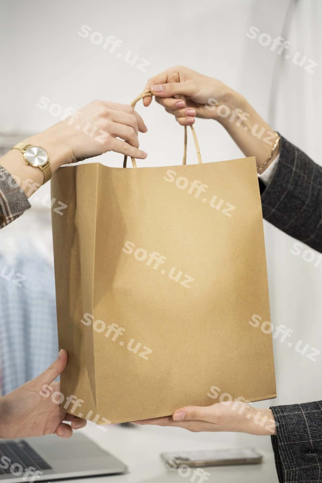 Yaqin qog'oz sumka namunasi | Close up paper bag mockup 1