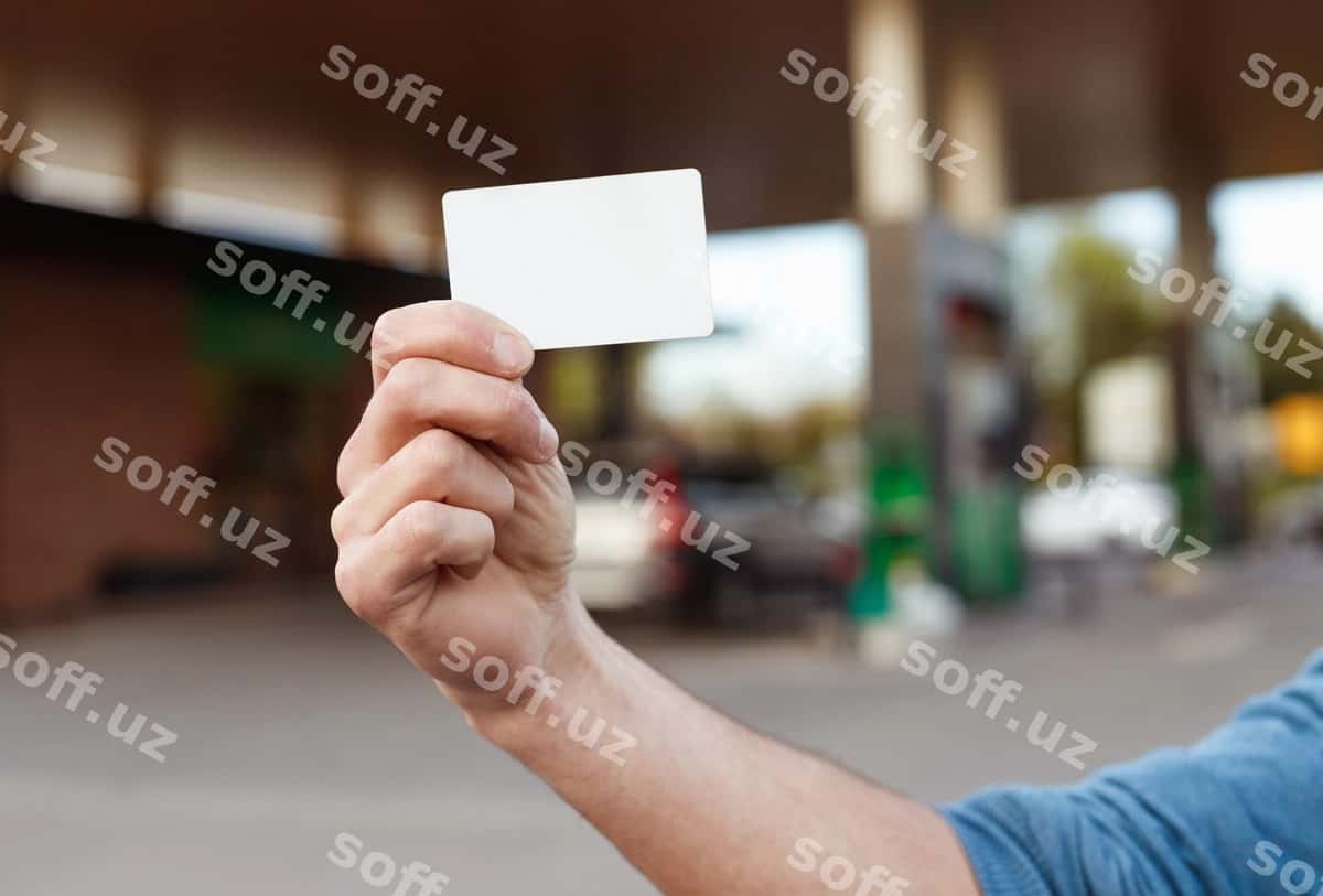 Qirqilgan qo'l bo'sh fidelity kartini ko'rsatuvchi | Crop hand showing blank fidelity card 1