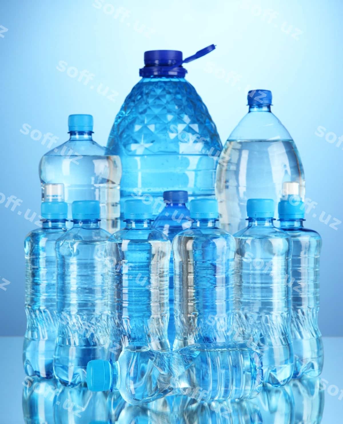 Har xil suv shirinlari ko'k orqa fonda | Different water bottles blue background 1