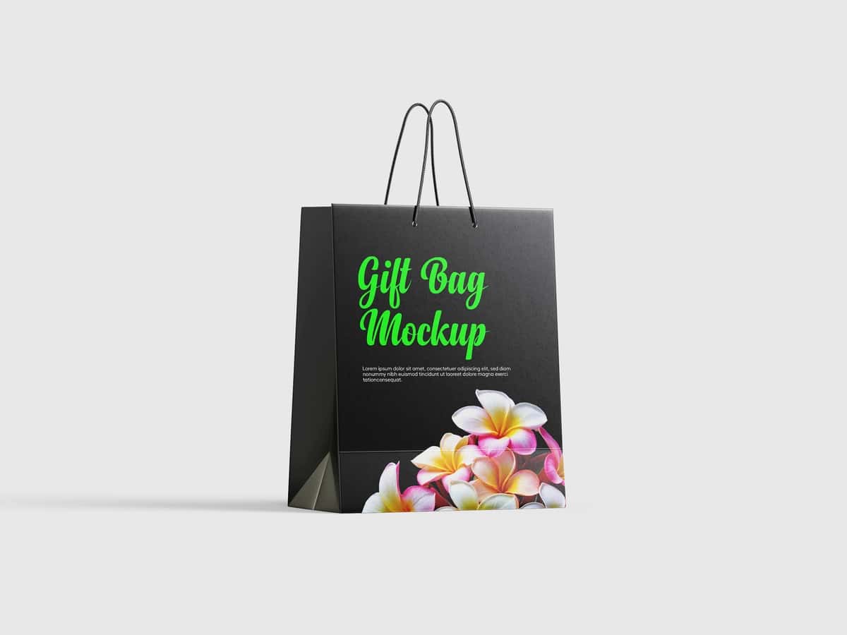 Gulli aksanlar bilan nafis sovg'a sumkasi maketi | Elegant gift bag mockup with floral accents 1