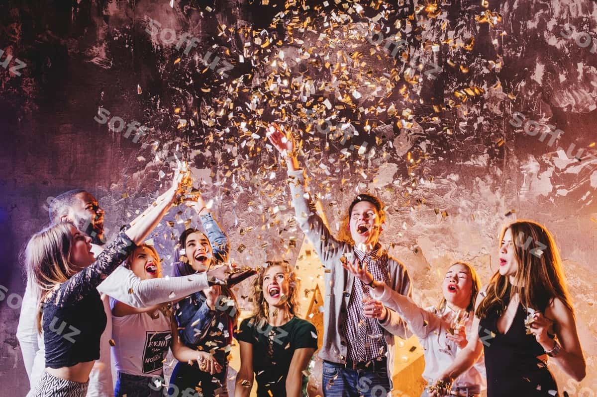 Do'stlar konfetti tushirishda baholashmoqda | Friends having fun falling confetti 1