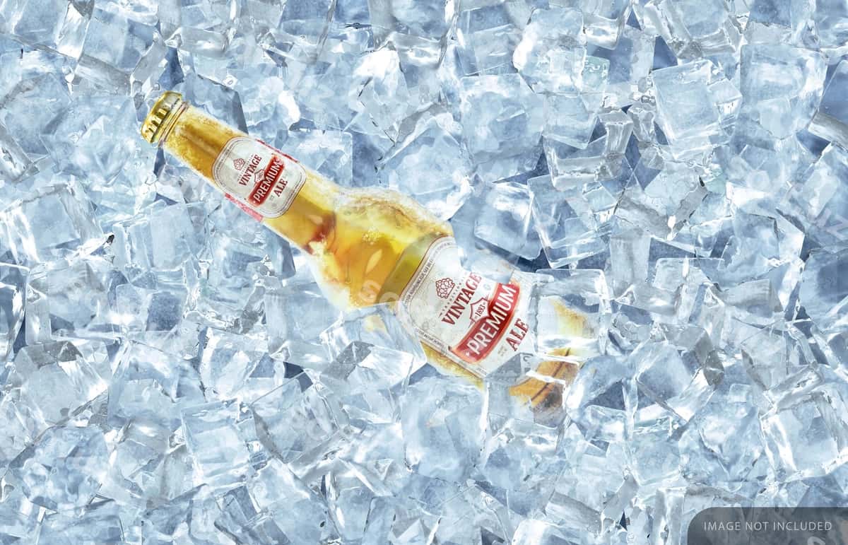 Muzlangan shaffof pivo shisha namunasi | Frozen clear beer bottle mockup 1