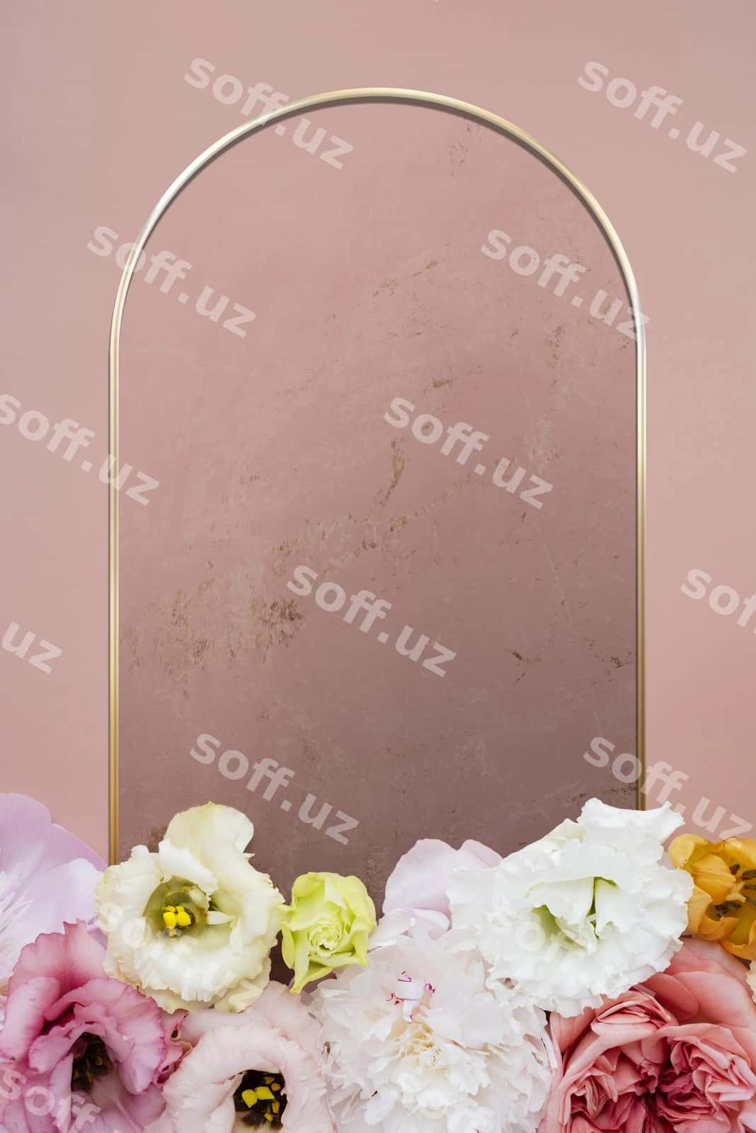 Oltin rangli oval gulli ramka pushti fon | Golden oval floral frame pink background 1