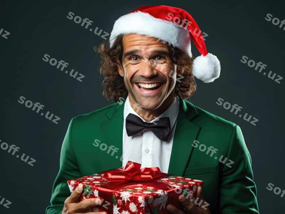 Baxtli erkak sovuq bilan santa shlyepa kiygan | Happy man with gift wear santa hat 1