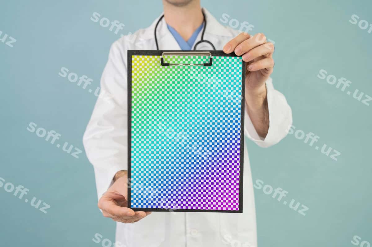 Soxta buferni ushlab turgan tibbiyot xodimi | Health worker holding mock up clipboard 1