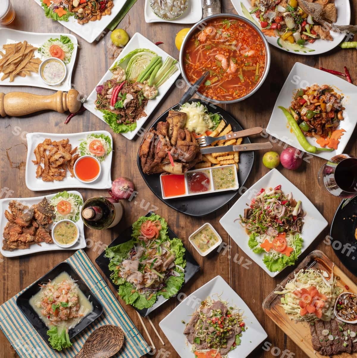 Yuqori burchakli ko'rinishdagi ovqatlanish stoli | High angle view food table 1