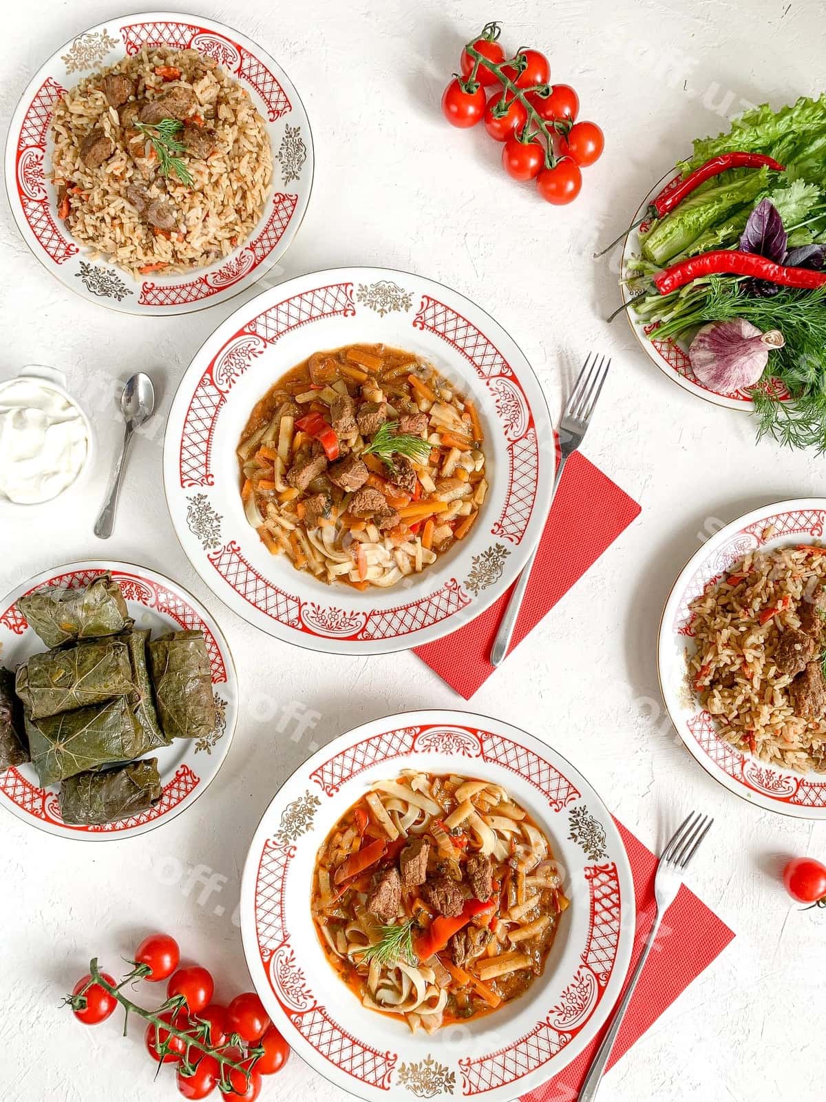 Stol ustidagi ovqatning yuqori burchakdan ko'rinishi | High angle view meal served table 1