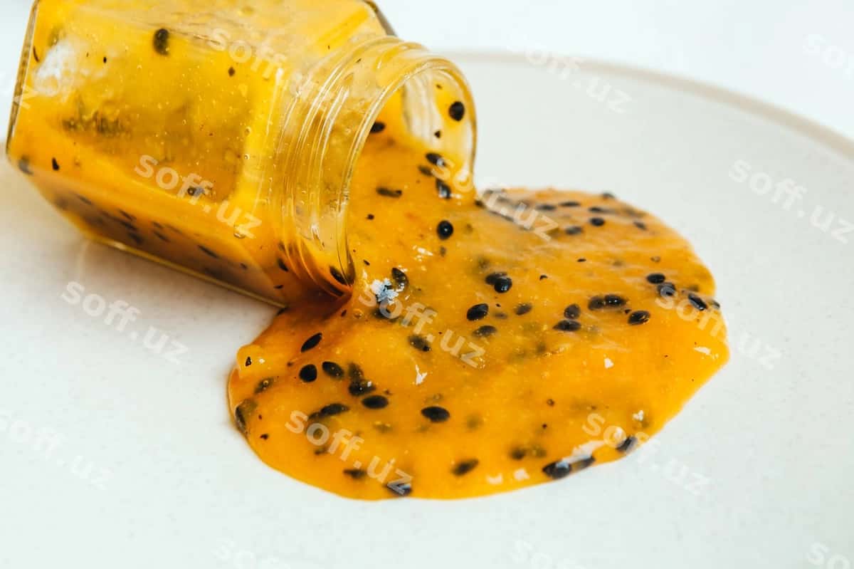 Yuqori burchak ko'rinishda sariq hordoq stol | High angle view yellow jar table 1