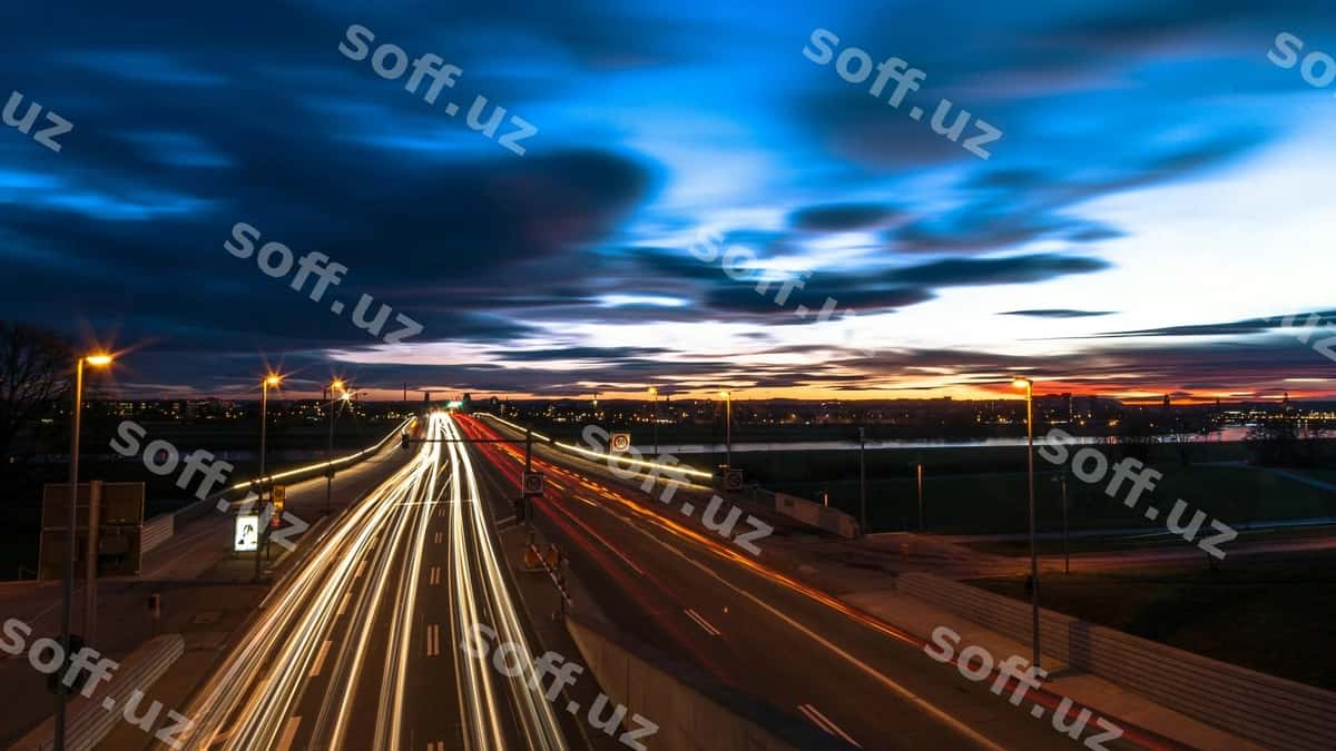 Osmonga qarshi engil yo'l ko'cha shahar | Light trail street city against sky 1
