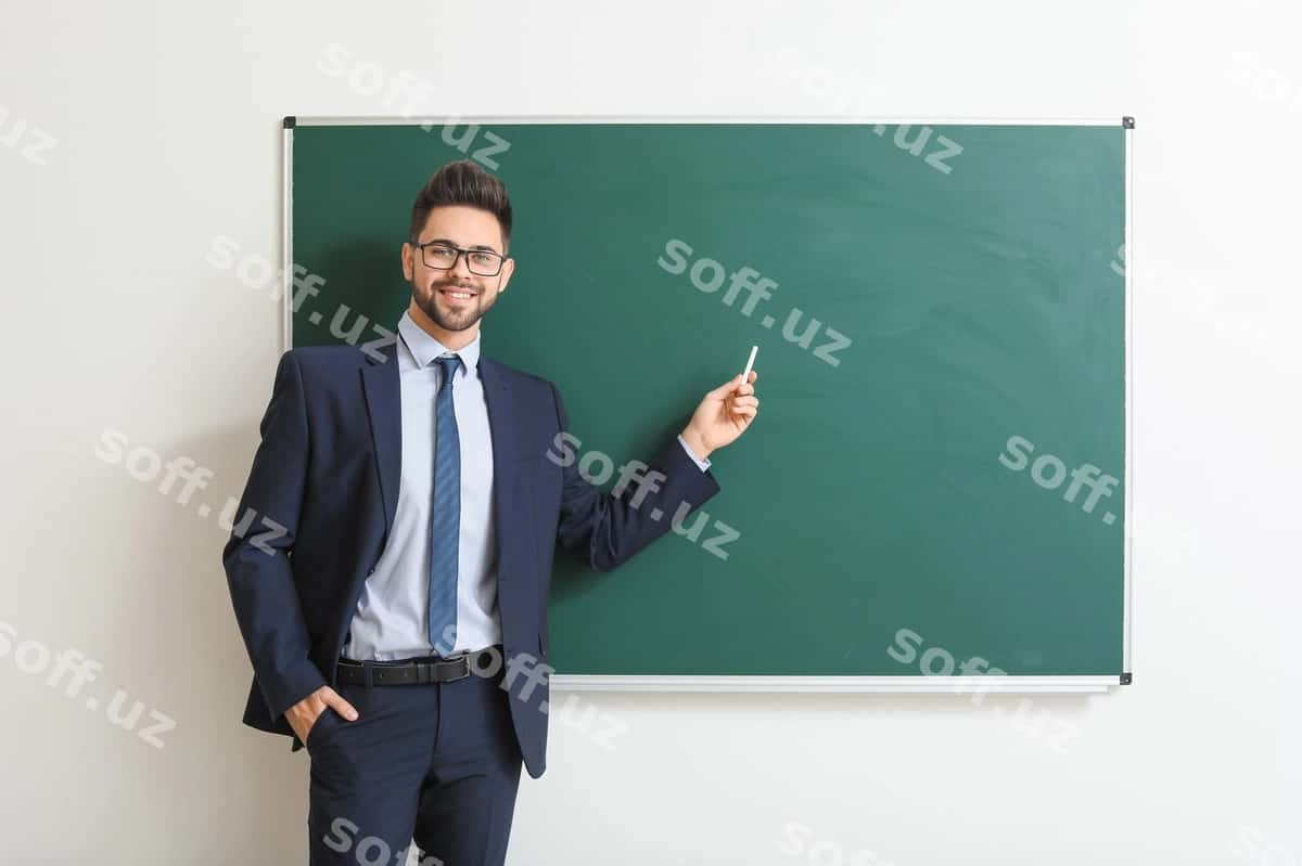 Doska sinfxonasi yonida erkak o'qituvchi | Male teacher near blackboard classroom 1
