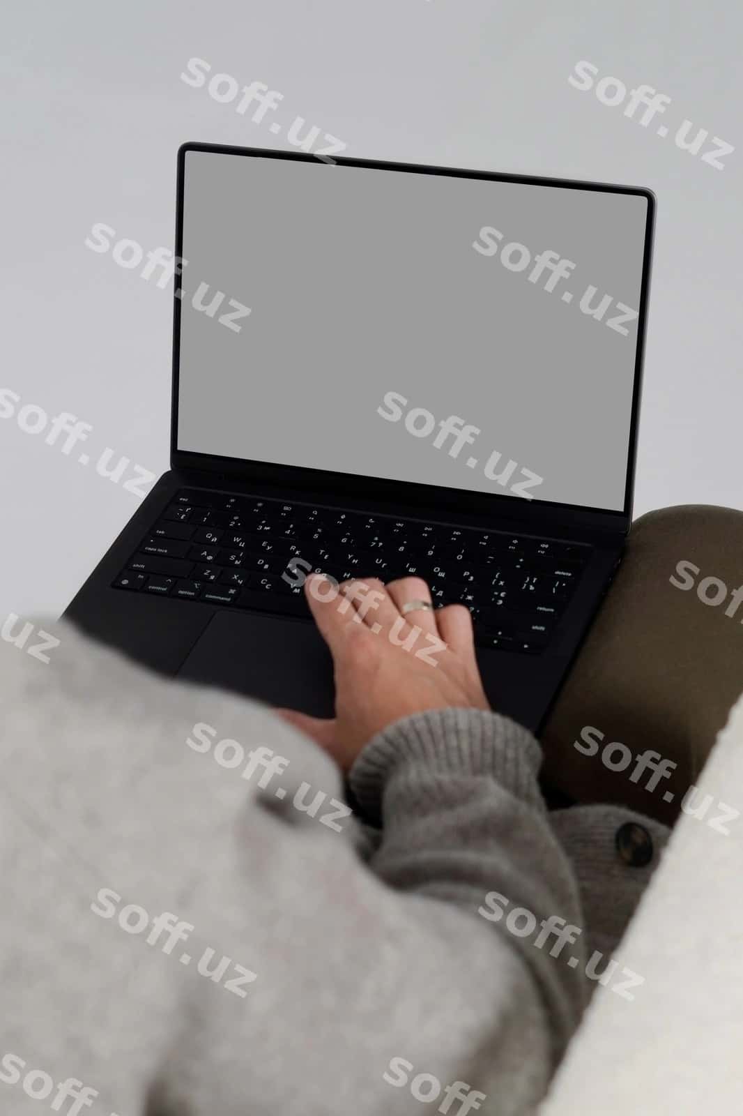 Erkak kulrang pulover kiygan, laptop bilan, oldingi tomondan ko'rinish. | Man gray sweater with laptop front view 1