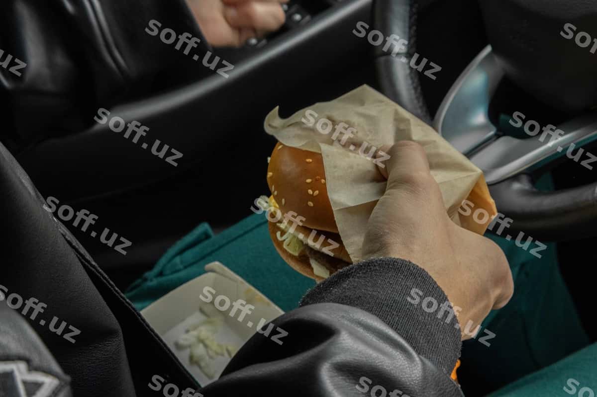 Men burgerni tutmoqda | Man is holding burger 1