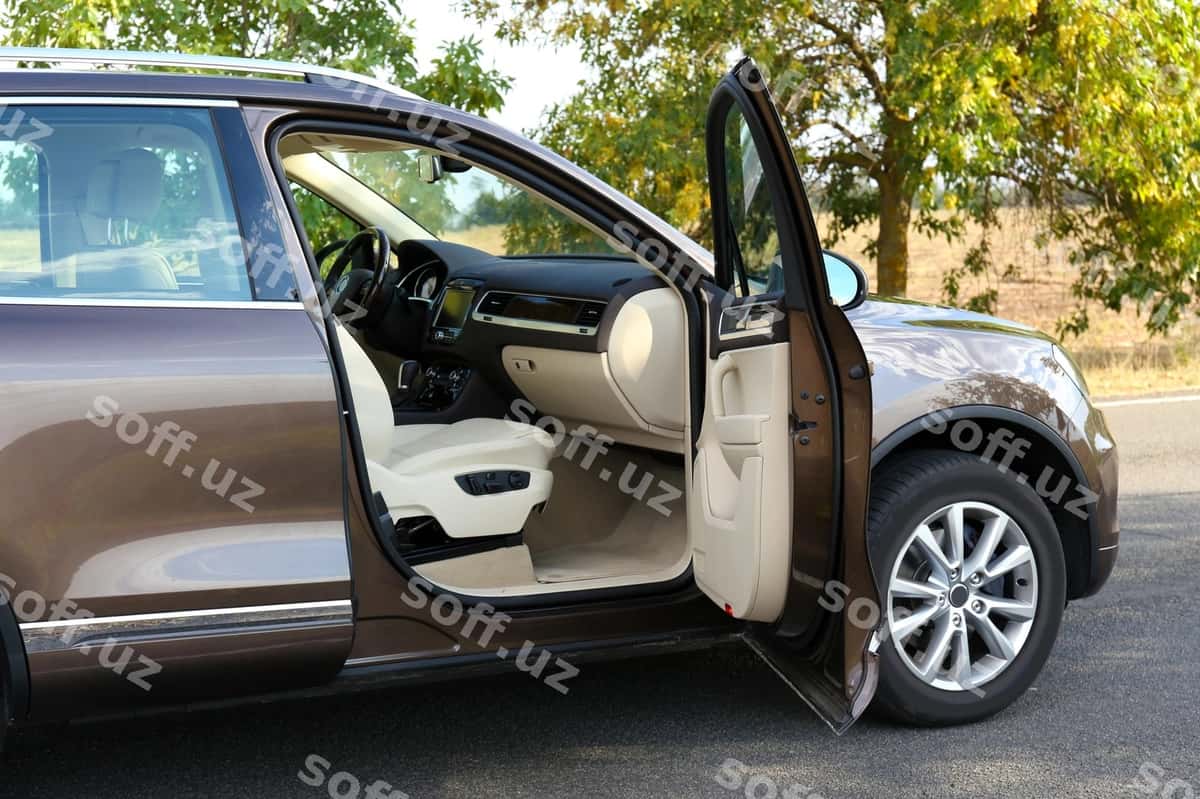 Ochiq eshikli zamonaviy avtomobil | Modern car with open door outdoors 1