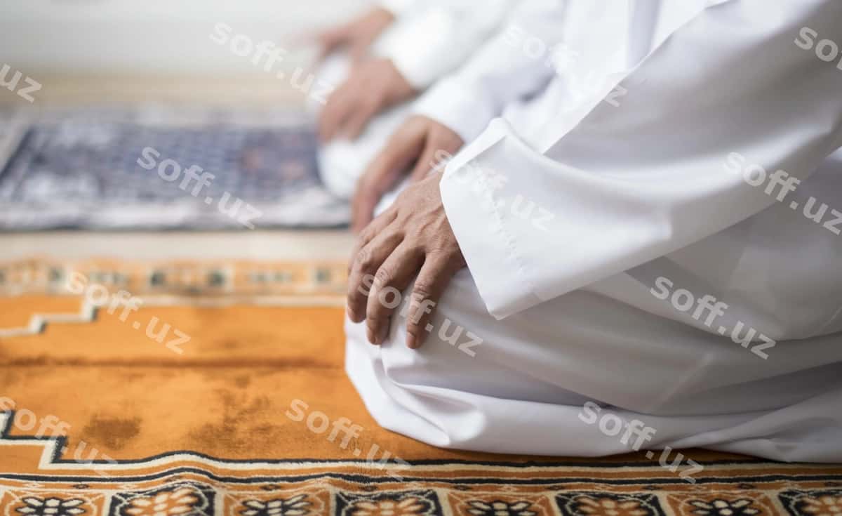Musulmon namoz o'tiyotgan tashahhud holda | Muslim praying tashahhud posture 1