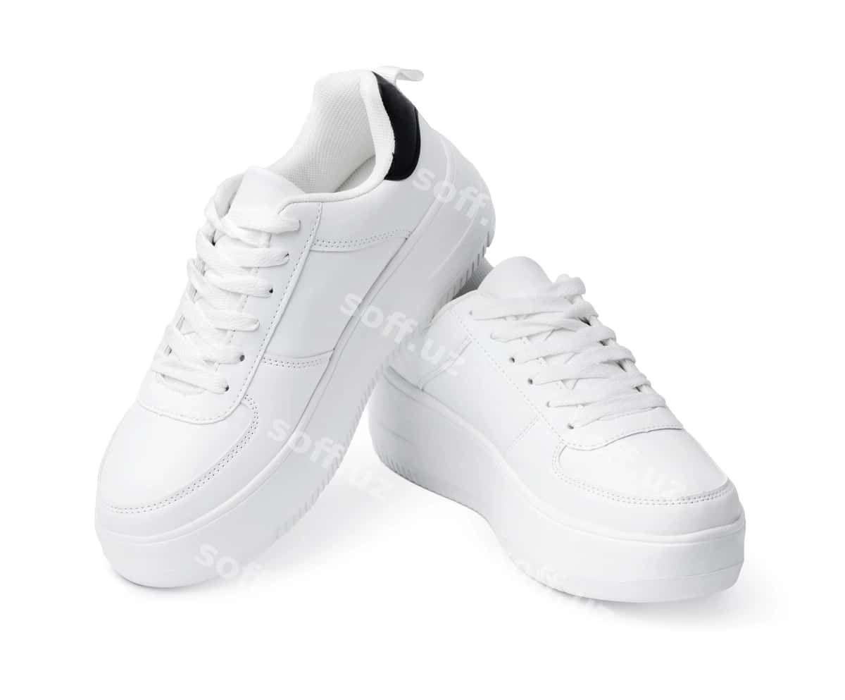 Yangi juft oq sneakers ajraltirilgan oq | New pair white sneakers isolated white 1