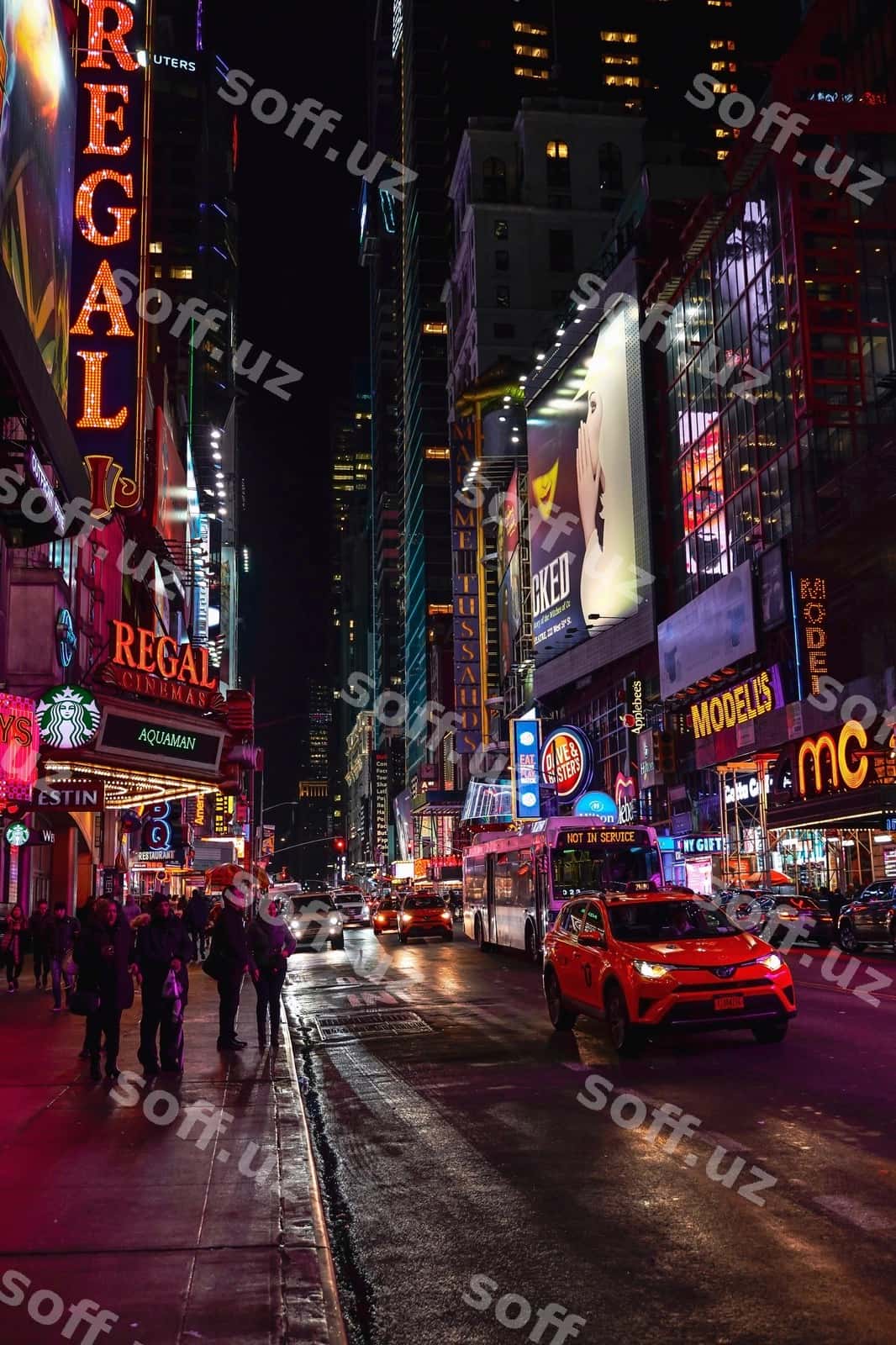 Odamlar shahar yolini kecha yoritilgan. | People illuminated city footpath night 1
