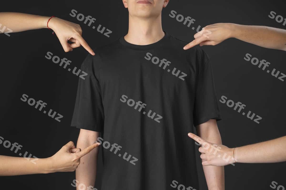 Shaxs t-shirt kiygan namuna ko'rsatuvchi | Person wearing t shirt mock up pointing 1