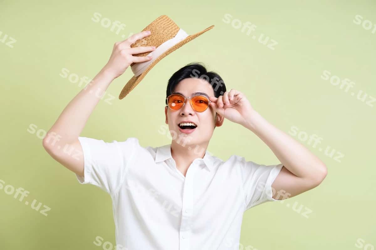 Yashil fonda yosh osiyolik erkakning surati | Photo young asian man green background 1