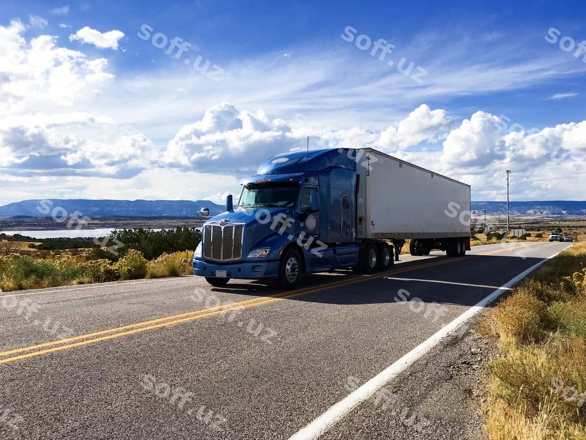 Yarıma avtomobil osmon qarshi yo'lni harakatlanayotgan. | Semi truck moving highway against sky 1