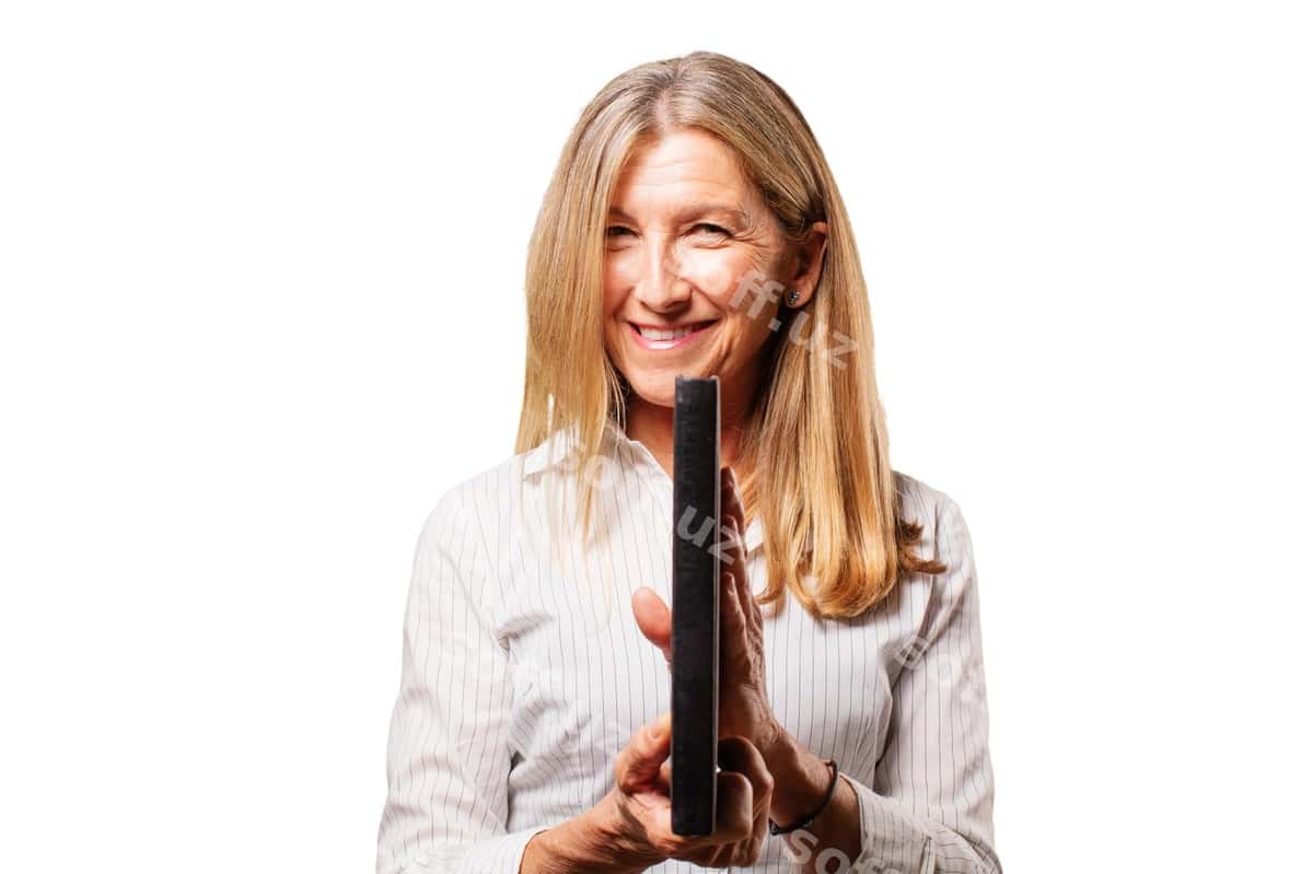 Bozorga ayol profil kitobini bilan guladi. | Senior woman smiling with profile book 1