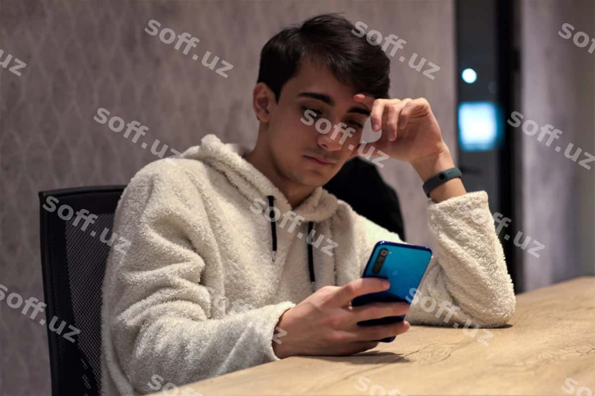 Tomon ko'rinishi yosh erkak mobil telefon ishlatayotgan | Side view young man using mobile phone 1