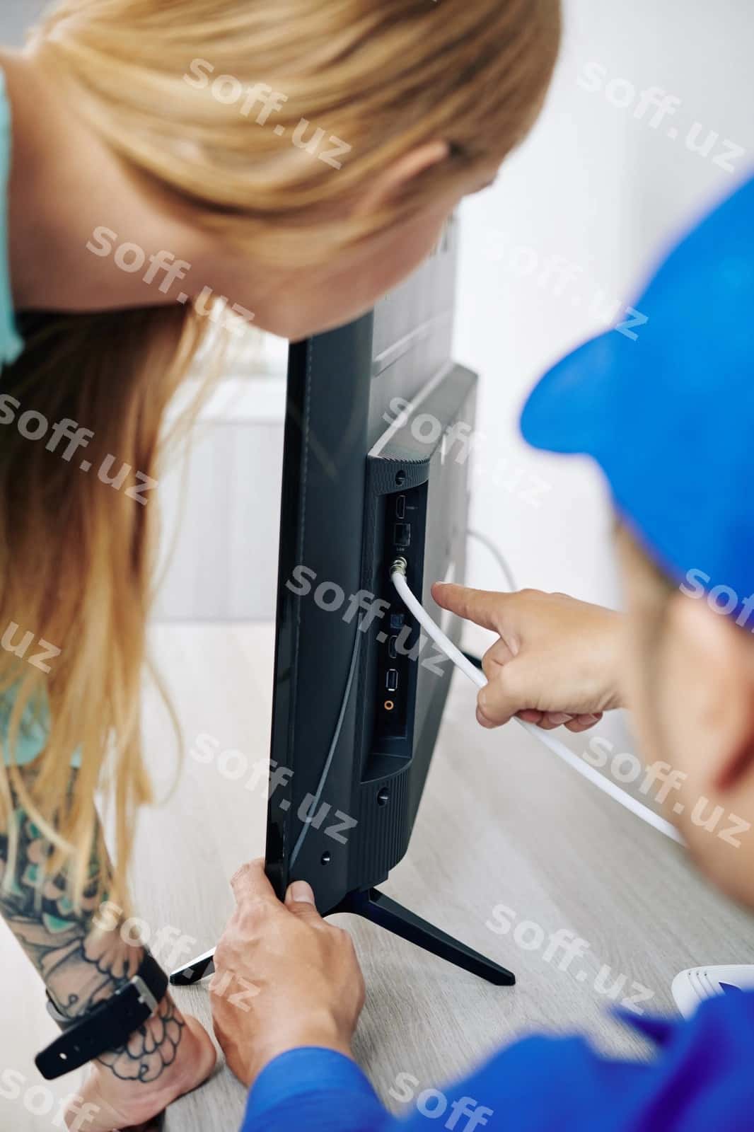 Texnik TV kabelini ulay | Technician plugging tv cable 1