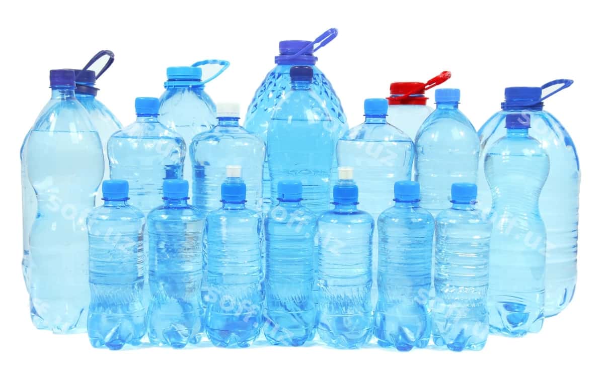 Suvo ajraltirilgan oq rangdagi boshqa botillar | Water different bottles isolated white 1