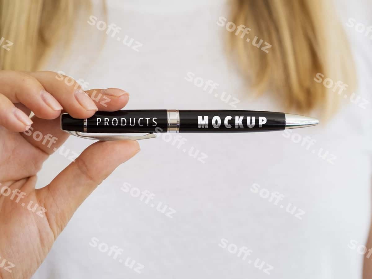 Ayol qora ruchka tutgan namuna | Woman holding black pen mock up 1