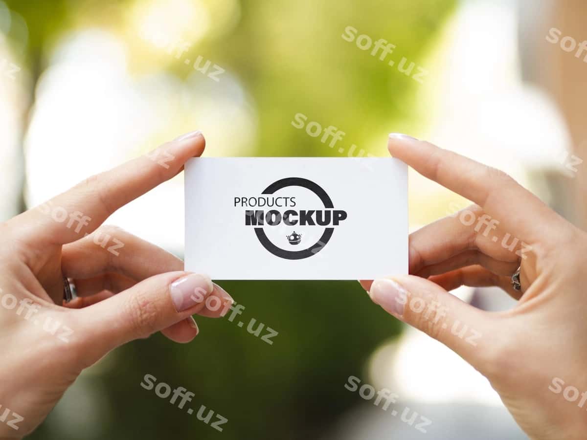 Ayol minimalist biznes kartasini tutgan | Woman holding minimalist business card 1