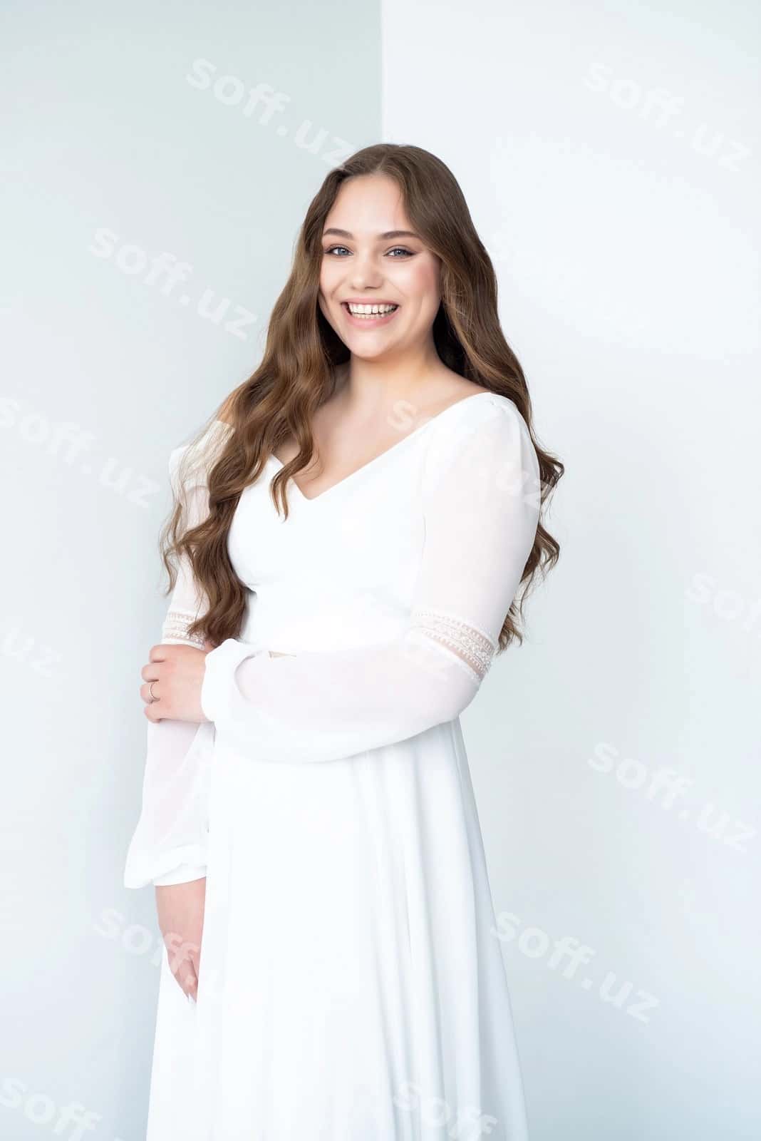 Qo'llarini chalishtirgan oq libosli ayol | Woman white dress with her arms crossed 1