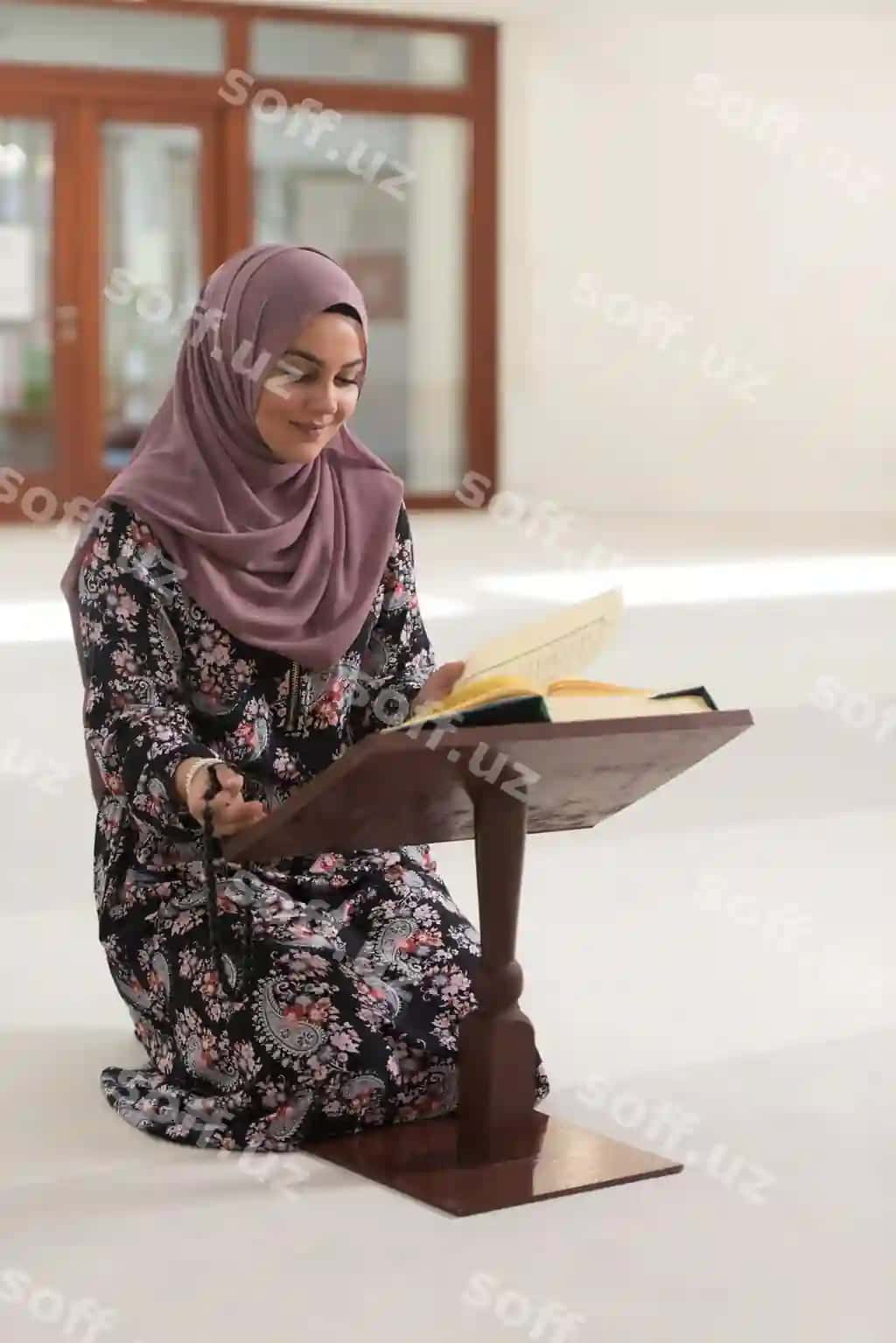 Muslim ayol Qur'on o'qiyotgan. | Muslim woman is reading koran
