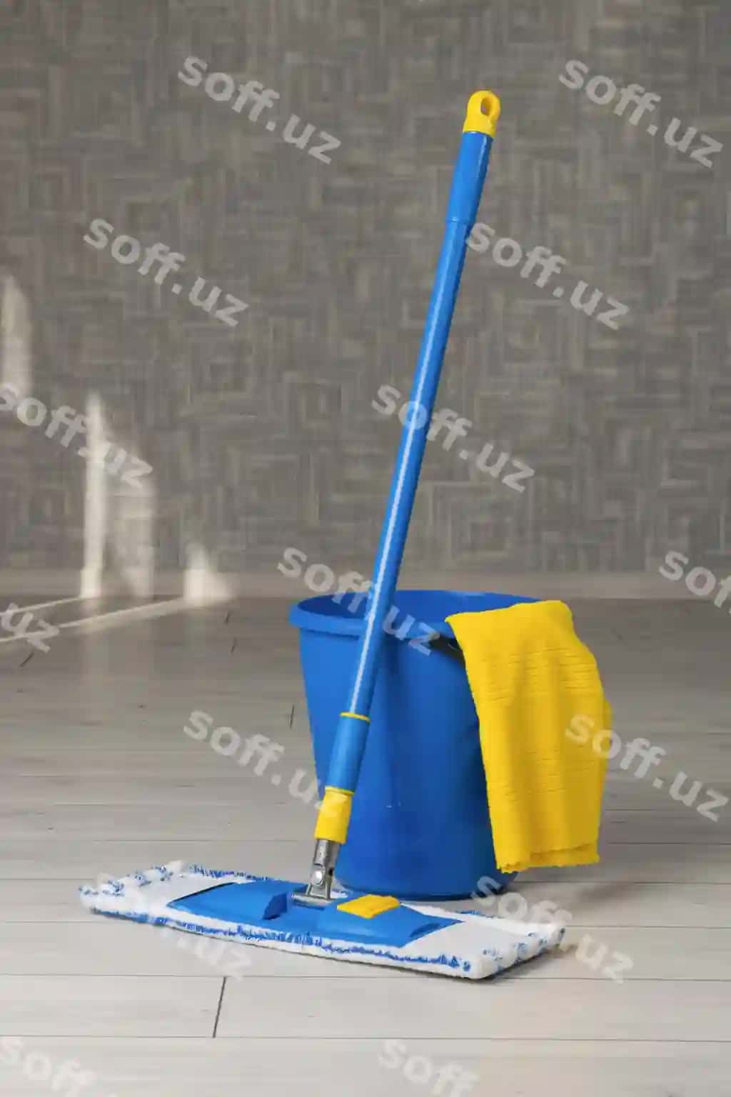 Mop qovun chuvallari tozalash xonasi uy ofis tozalash komplekti konsepsiyasi tozalikni saqlash flet ley | Mop bucket rag cleaning room home office cleaning kit concept maintaining cleanliness flat lay