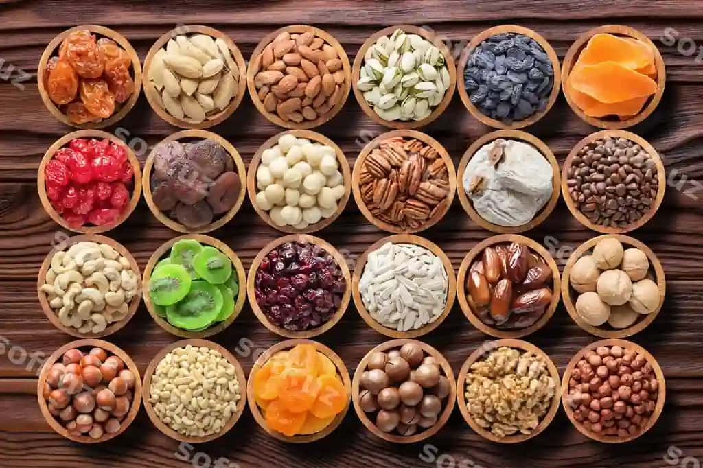 Turli xil orqatlar, qurutma mevalar, doira koptoklar, sog'lom snak, yog'och stol yuqori ko'rinish | Various nuts dried fruits round bowls healthy snack wooden table top view