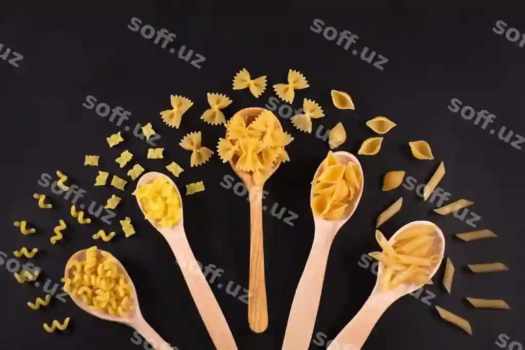 Turli xil makaronlar, yog'ochli qoshiqlar, stol | Different pasta types wooden spoons table