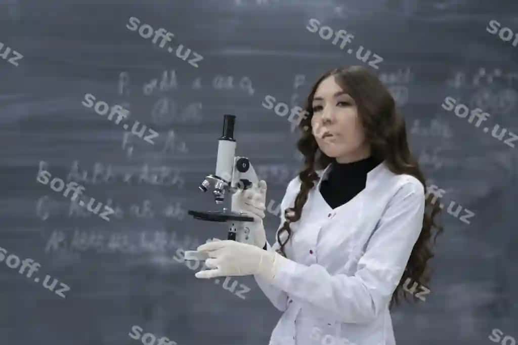 O'qituvchi boshlang'ich maktabda mikroskopdan qanday foydalanish kerak, tushuntiradi. | Teacher primary school explain how use microscope