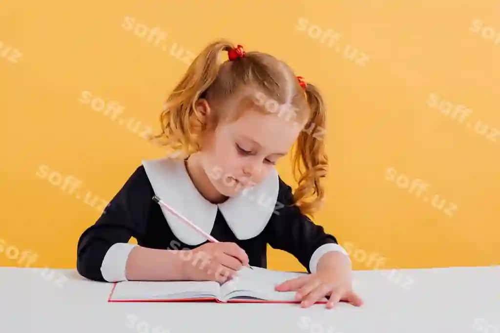 Kichik qiz oq masa olganda, maktab kiyimi kiygan, maktab uchun daftar yozishni tayyorlanmoqda. | Little girl is preparing school writes notebook dressed school uniform sitting white table