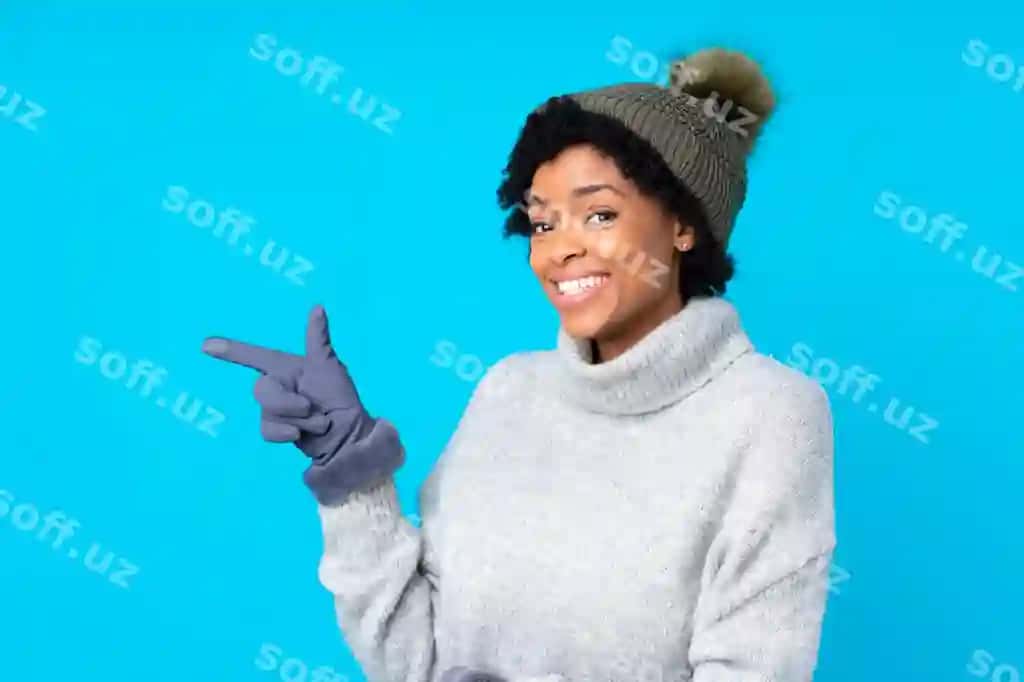 Qora sochli ayol qishlik bosh o'yicha bilan ko'k fon orqali ajratilgan | Brunette woman with winter hat isolated blue background