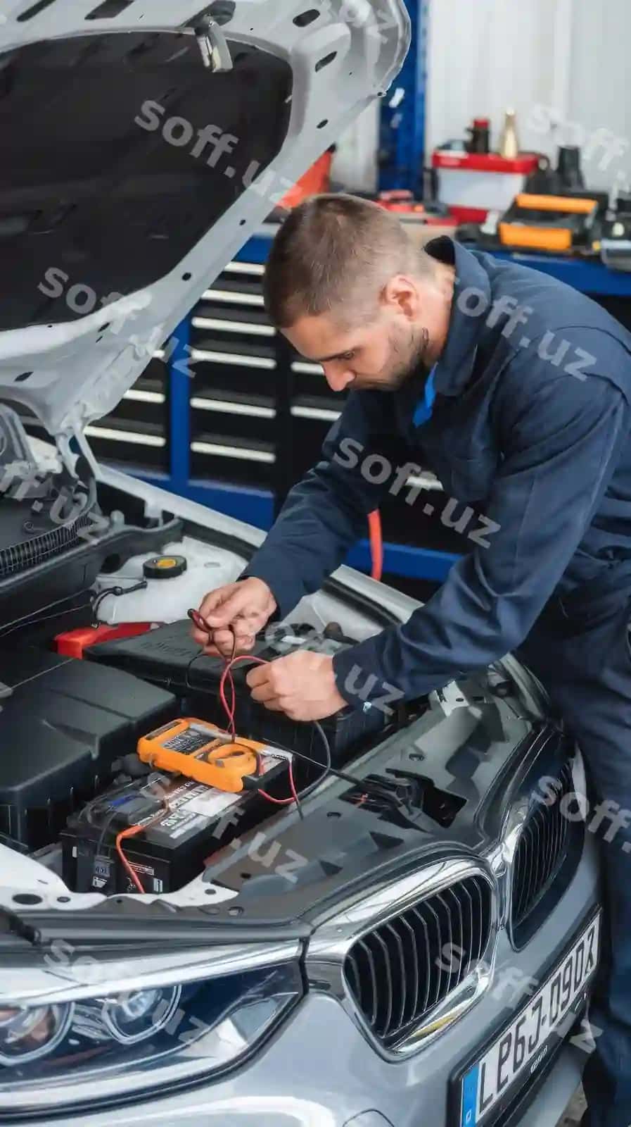 Professional mexanik mashina startsyor batareyasining tensionini elektrik multimetir bilan tekshiryapti. | Check battery voltage with electric multimeter car starter battery professional mechanic is working