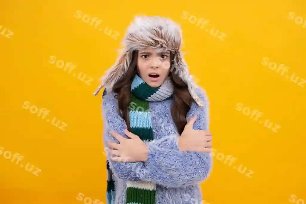 O'smir qiz qish kiyimi bilan ajraltirilgan sariq fonda qish Rojdestvo bayrami Yangi yil hissi bolalar uchun issiq kiyimlar Qahar bermish yuz sezginch emotsiyalar O'smir qiz | Teenager girl with winter hat isolated yellow background winter christmas holidays new year mood kids warm clothes angry face upset emotions teenager girl