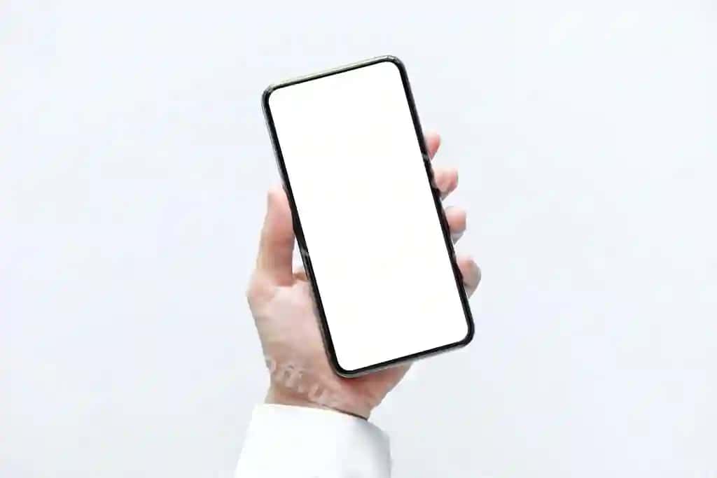 Qo'l oq ekranli smartfonni tutgan | Hand holding smartphone with white screen
