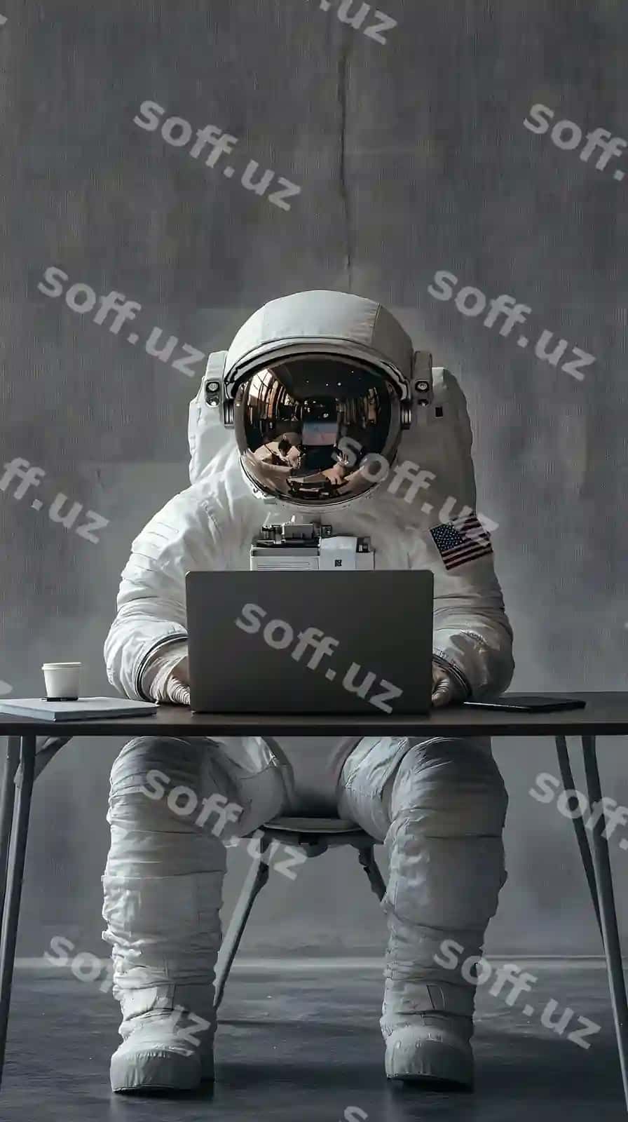 Ishlayotgan astronaut laptop stol | Astronaut working laptop desk