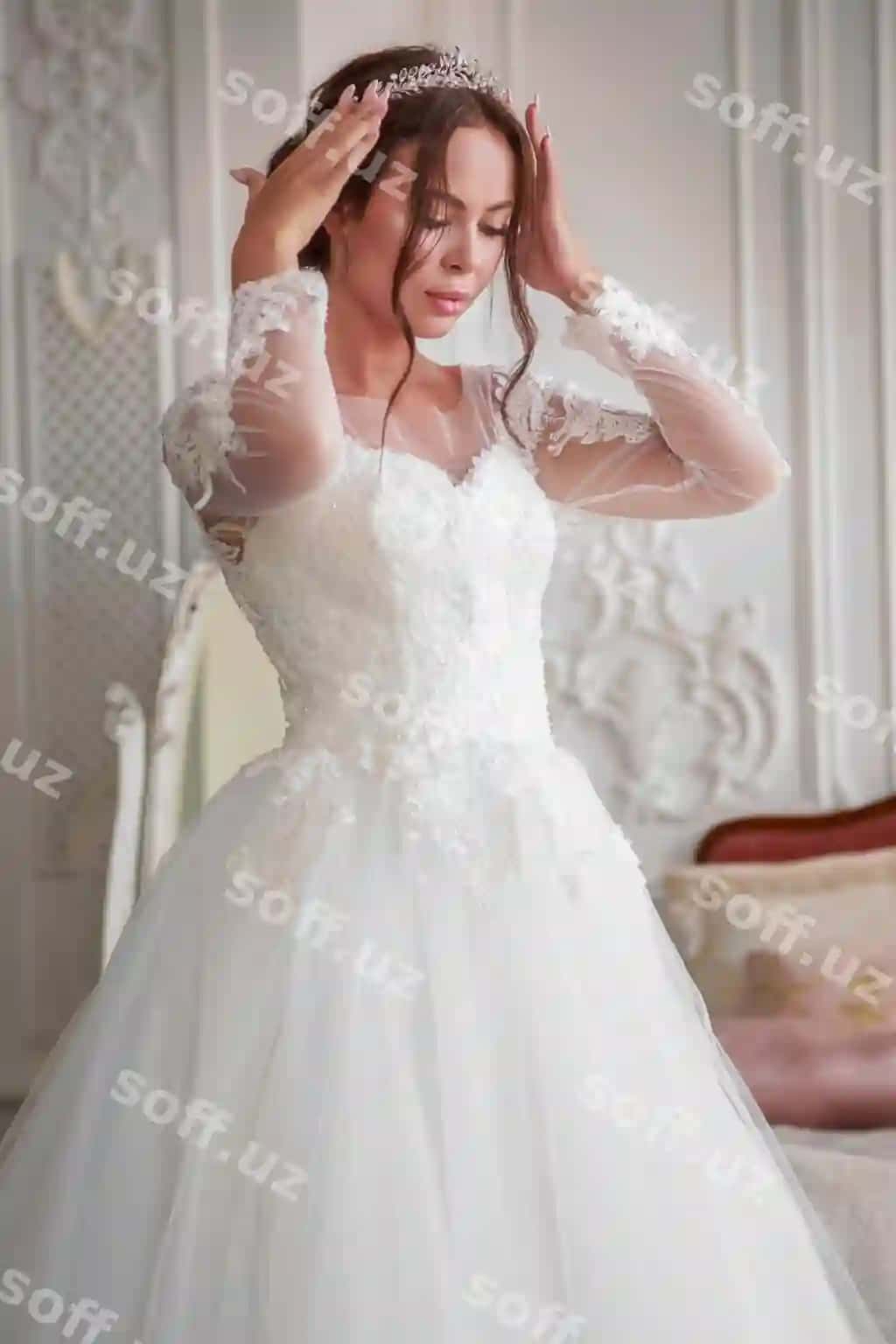 Bruida turmochisini to'g'rilatadi, bosh uchun turmochi, makeup, soch stili. | Bride straightens her wedding tiara her head wedding makeup hairstyle